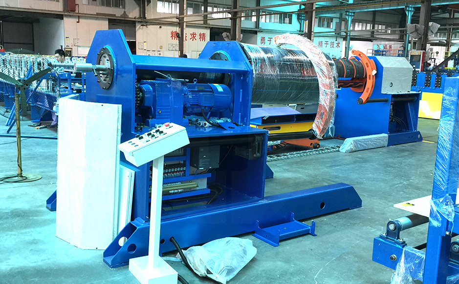 Auto-decoiler with ultrasonic control<br/>(Capacity: 5T with built-in hydraulic system)