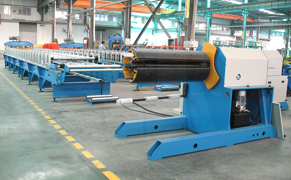Auto-decoiler with ultrasonic control<br/>(Capacity: 5T with built-in hydraulic system)