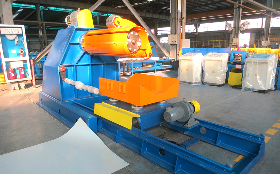 Auto-decoiler with ultrasonic control<br/>(Capacity: 8T with built-in hydraulic system)