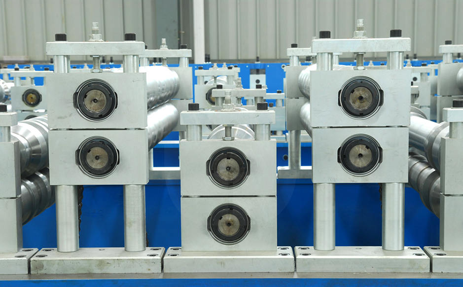 Supporting system of forming rollers