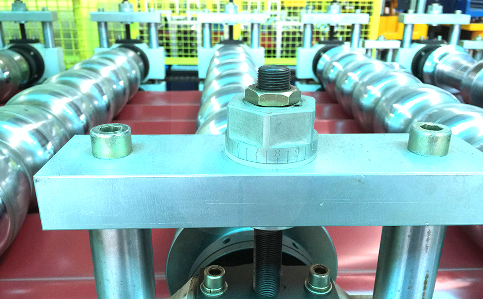 Supporting system of forming rollers(with ruler)