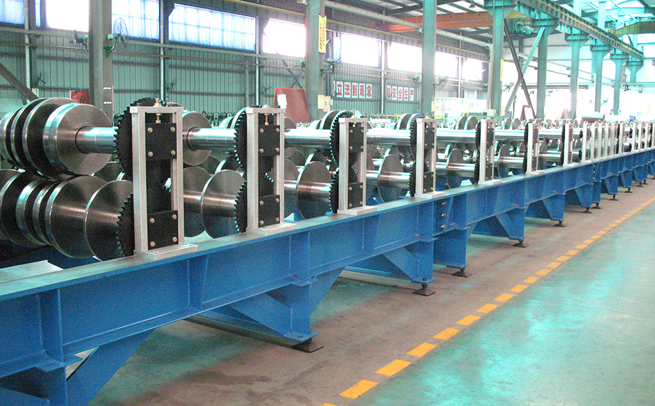 By synchronous gears the upper and lower rollers are driven