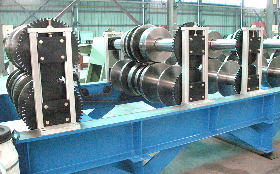 By synchronous gears the upper and lower rollers are driven 