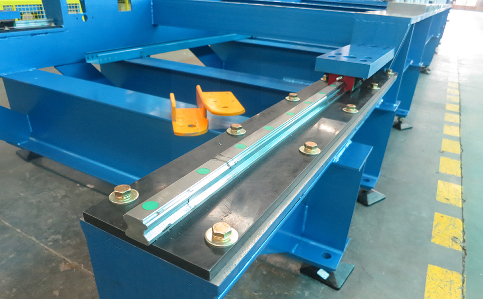 Main frame of roofing panel forming system<br/>(With preciselinear guide rail from Top brand HIWIN)
