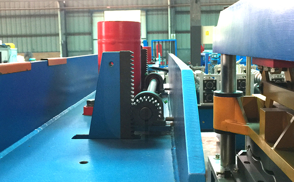 Synchronous rack ensures synchronous undercutting