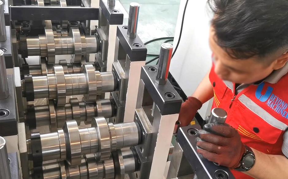 Unique forming system<br/>(through spacers to adjust different sizes of products)