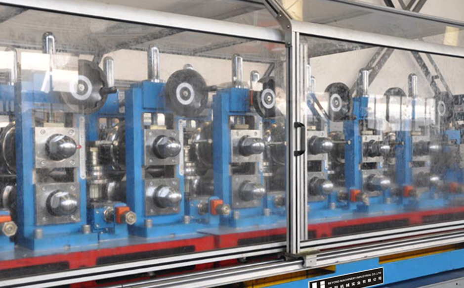 Safety cover of roll forming system