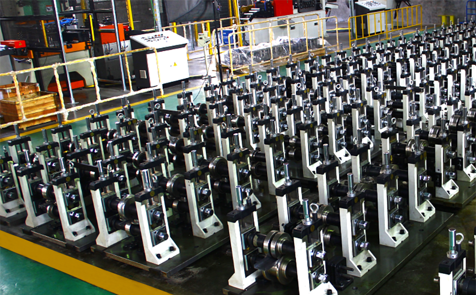 Unique forming DESIGN with Cassette Quick Changing system and ONE line able to produce 2+ products
