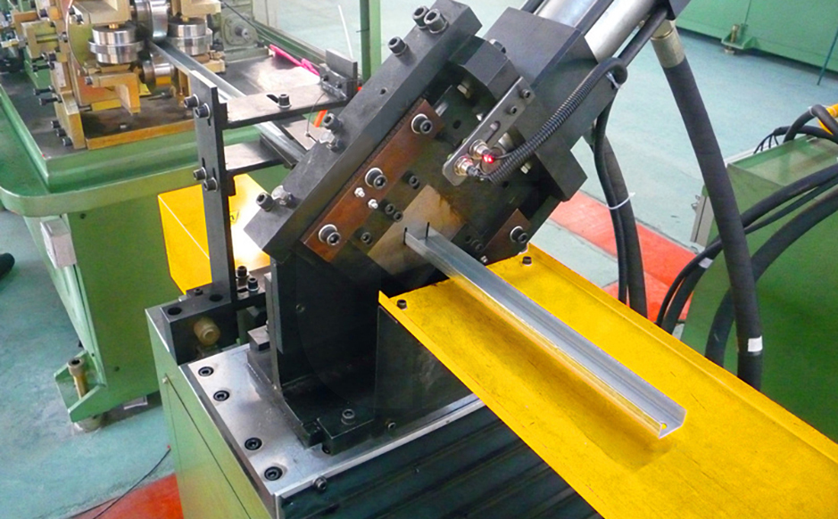 Unique non-stop post cutting
