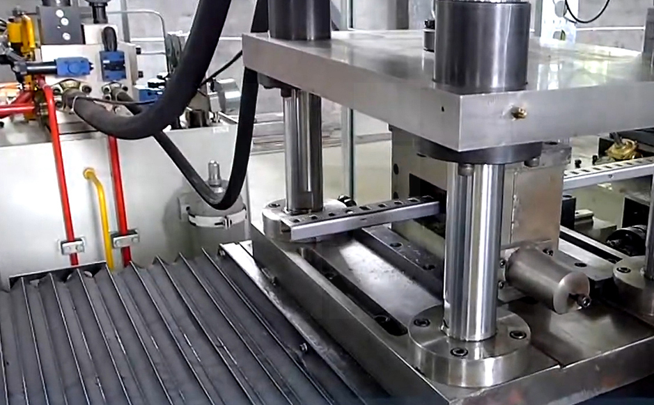 Unique non-stop post cutting