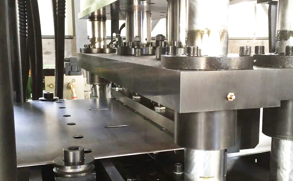 Front cutting after punching(during cutting)