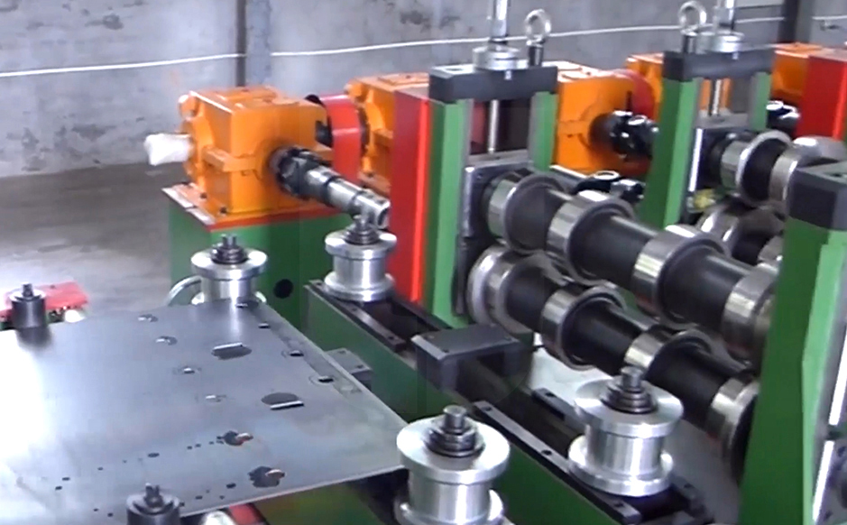 Guiding before roll forming