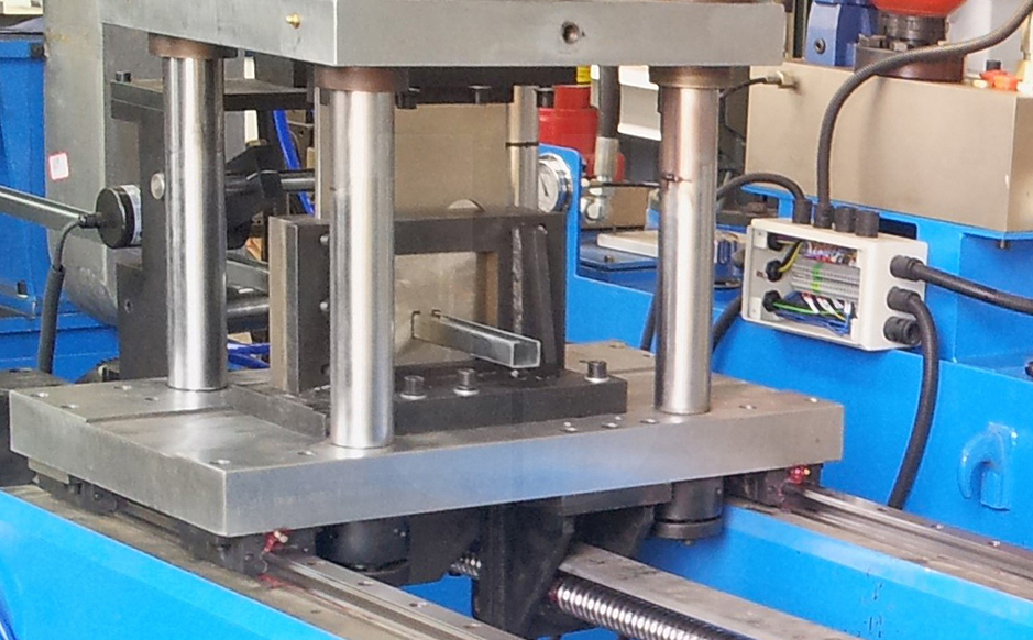 Unique non-stop post cutting