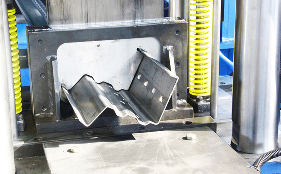 Unique non-stop post cutting