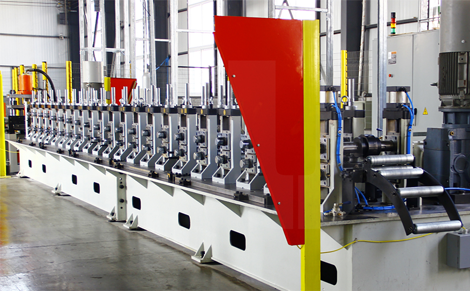 Unique forming DESIGN with Cassette Quick Changing system and ONE line able to produce 2+ products