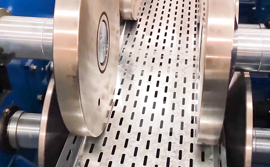 Unique material selection for forming rolls: D2<br/>(die steel with HIGH Wear Resistance ≥59HRC)