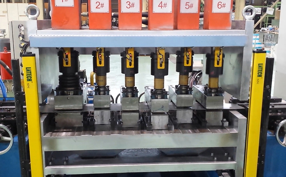 Flexible punching<br/>(can laterally move to punch different holes on width direction)