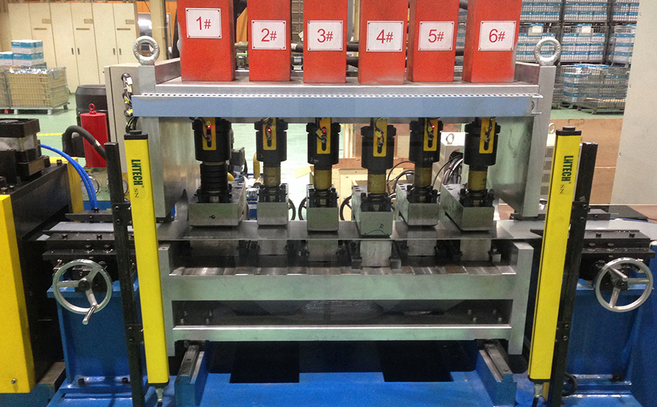 Flexible punching<br/>(can laterally move to punch different holes on width direction)