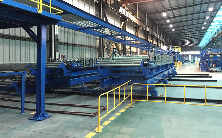 Unique forming system<br/>3 bottom formers can move laterally for fast switching