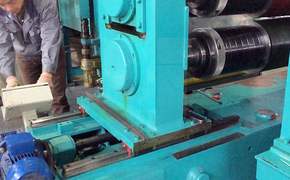 Unique slitting system<br/>(one end of cutter shaft can be electrically moved)