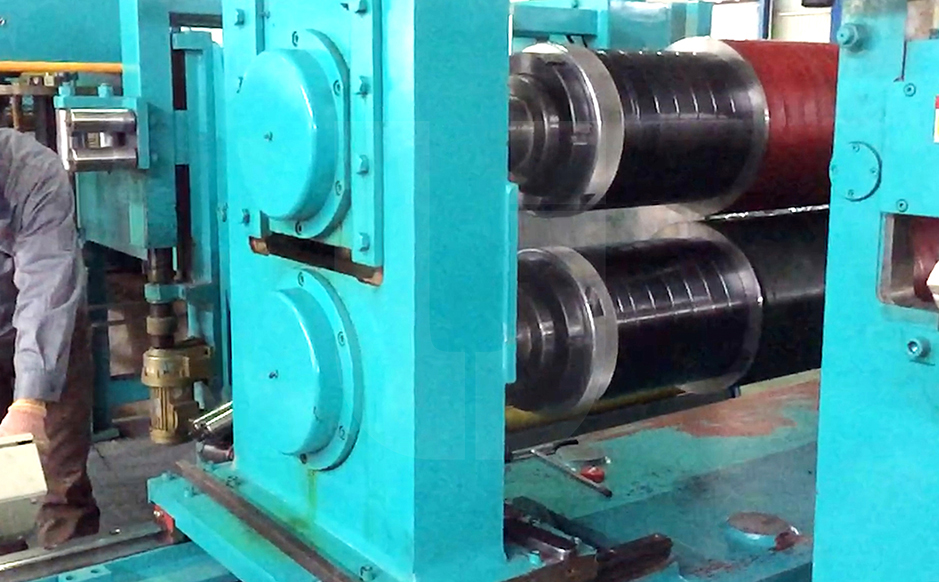 Unique slitting system<br/>(one end of cutter shaft can be electrically moved)