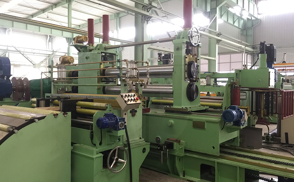 Unique slitting system(with double tool <br/>holders to improve production efficiency)