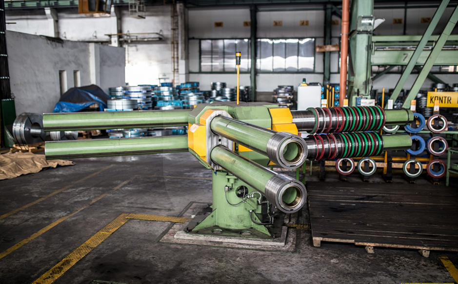 Unique slitting system<br/>(with 3 arms for auto-replacement of slitting tools)
