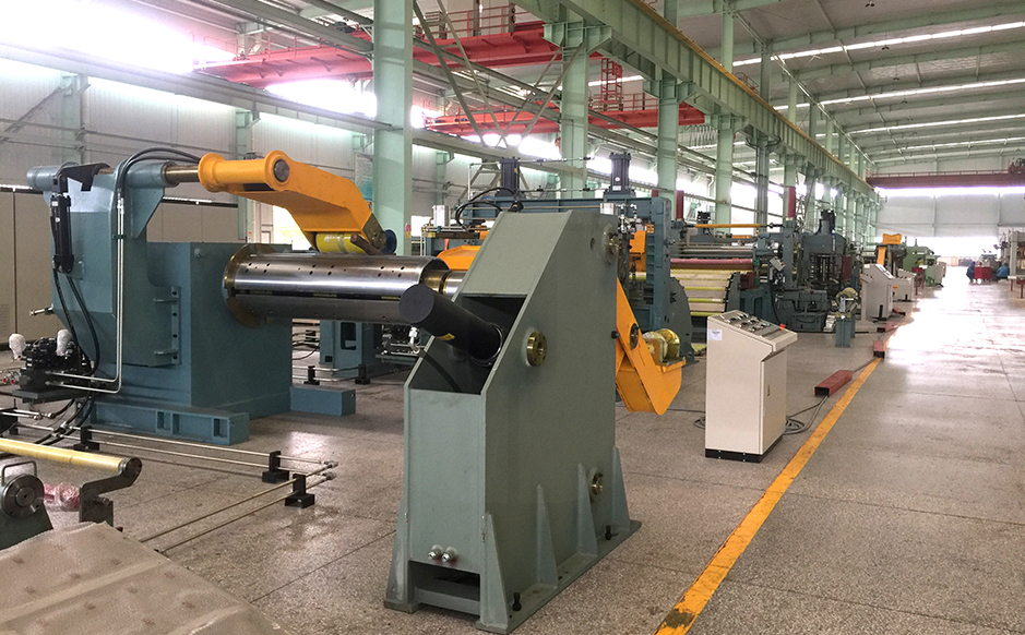 Auto-decoiler with pressing arm and supporting arm
