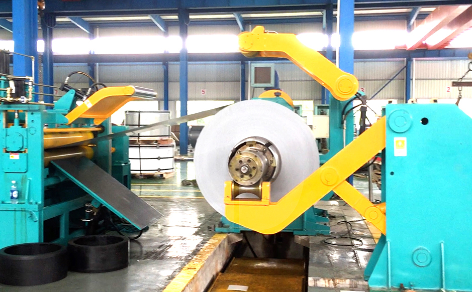 Auto-decoiler with pressing arm and supporting arm